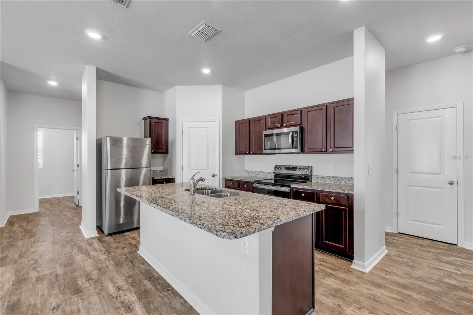 3006 NEVERLAND DR — photo 8