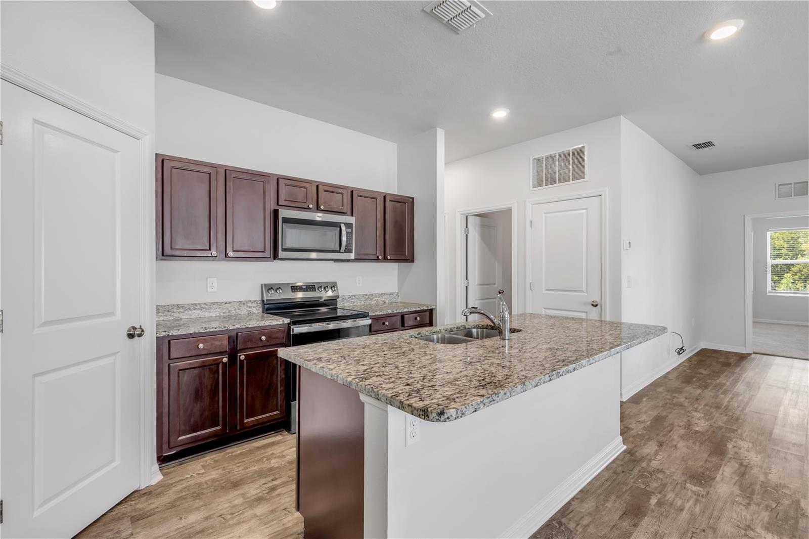 3006 NEVERLAND DR — photo 9