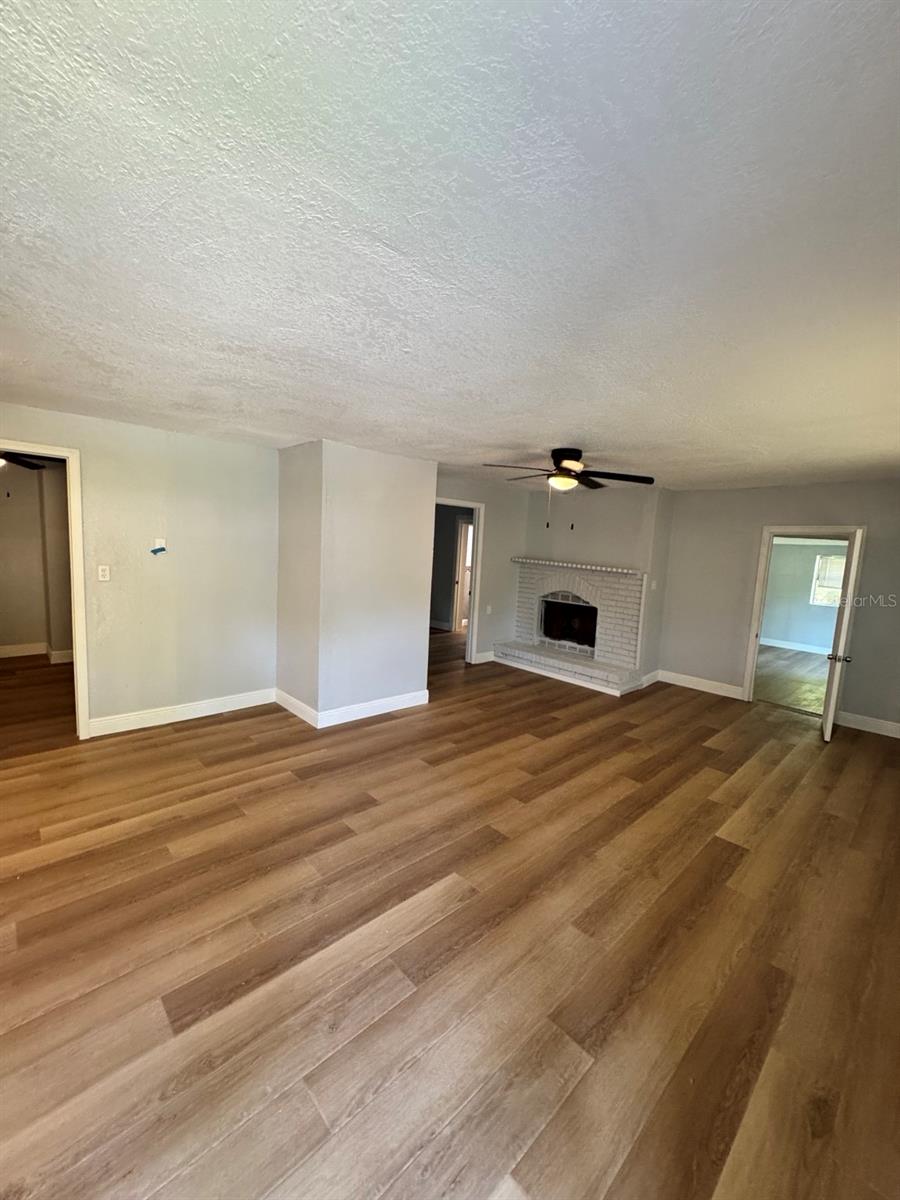 1320 S OLEANDER AVE — photo 3