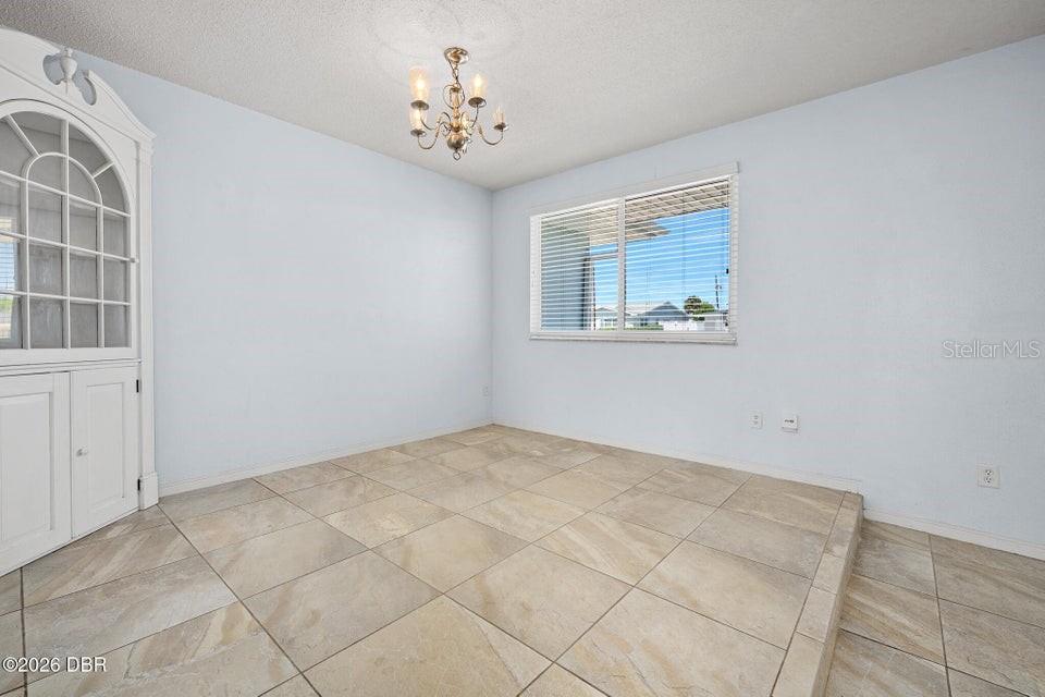 190 ELLICOTT DR — photo 12