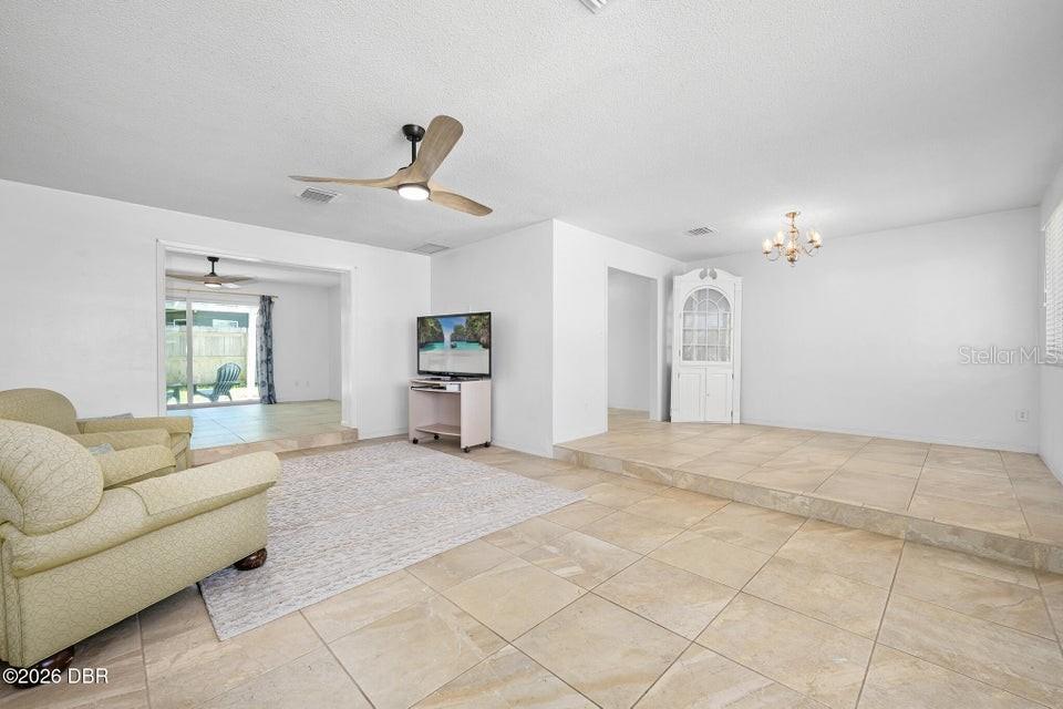 190 ELLICOTT DR — photo 8