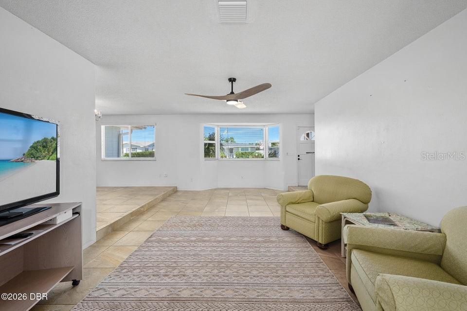 190 ELLICOTT DR — photo 10