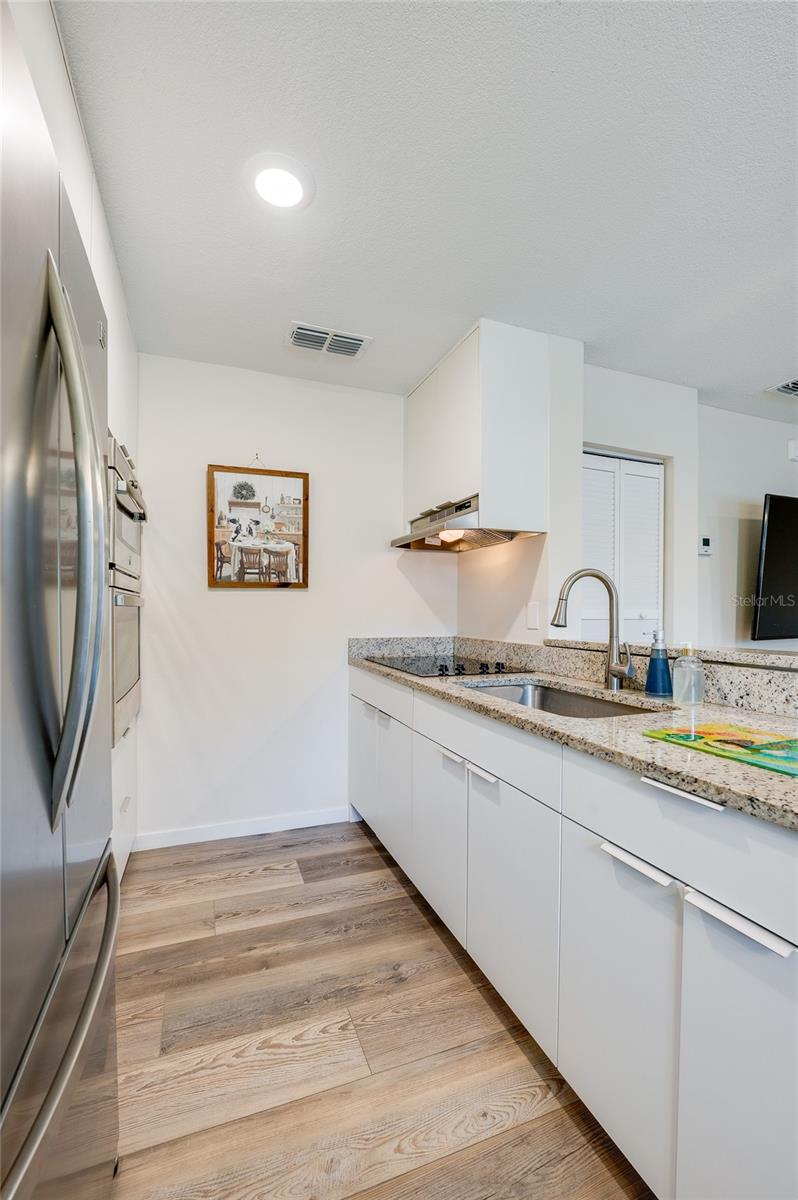 2592 GRASSY POINT DR #110 — photo 8