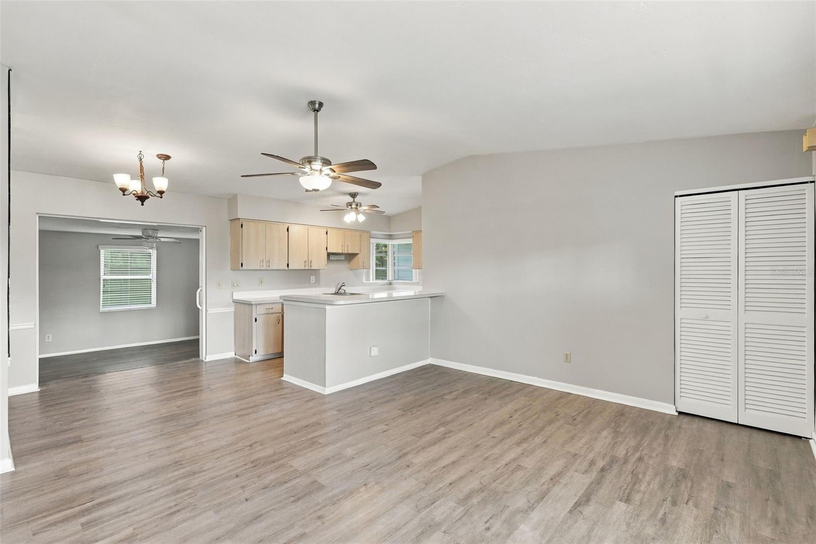 824 RADCLIFF ST — photo 4