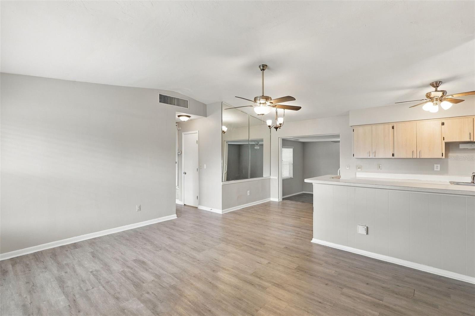 824 RADCLIFF ST — photo 8
